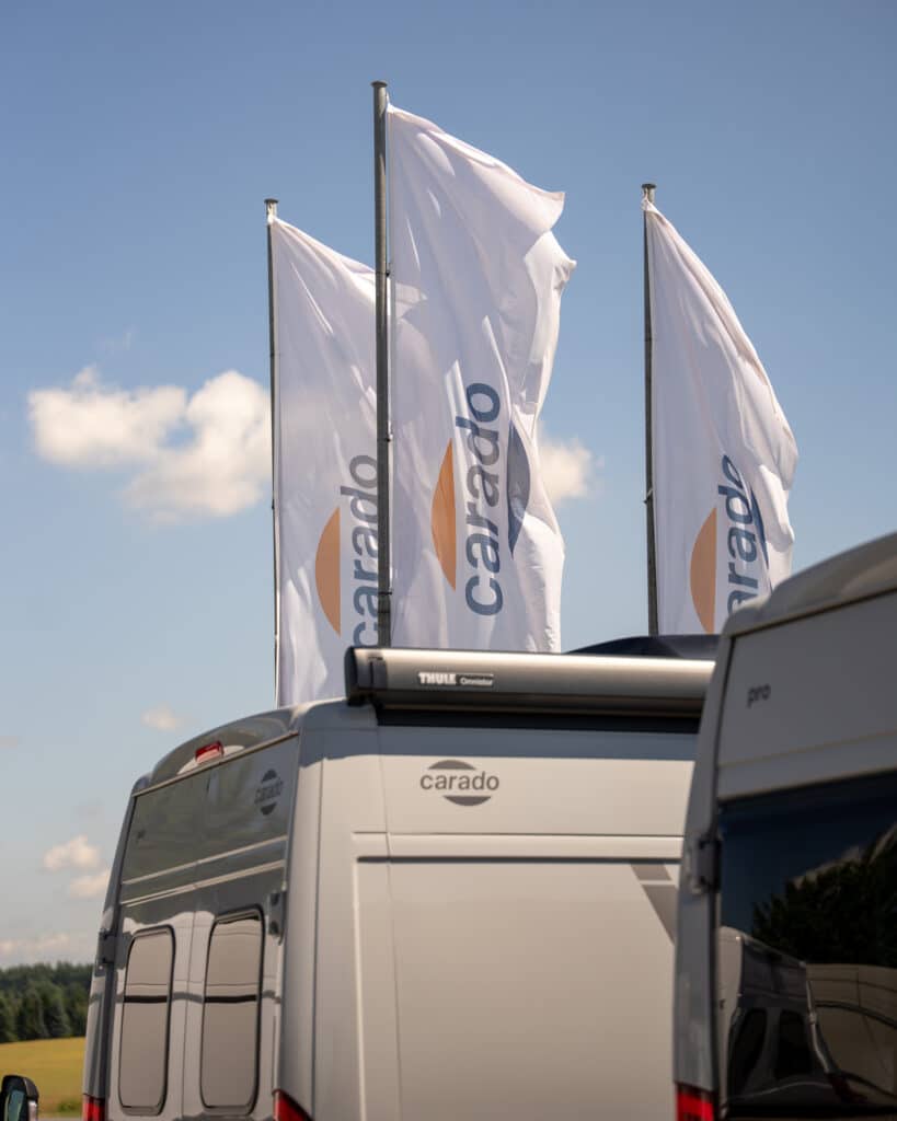 wehende Carado Flagge auf dem Caravan Center Zinke Gelände
