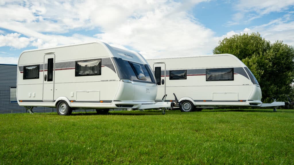 2 Hobby Wohnwagen stehen auf einer Wiese