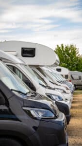 Wohnmobil oder Wohnwagen im direkten Vergleich auf dem Ausstellungsgelände des Caravan Center Zinke