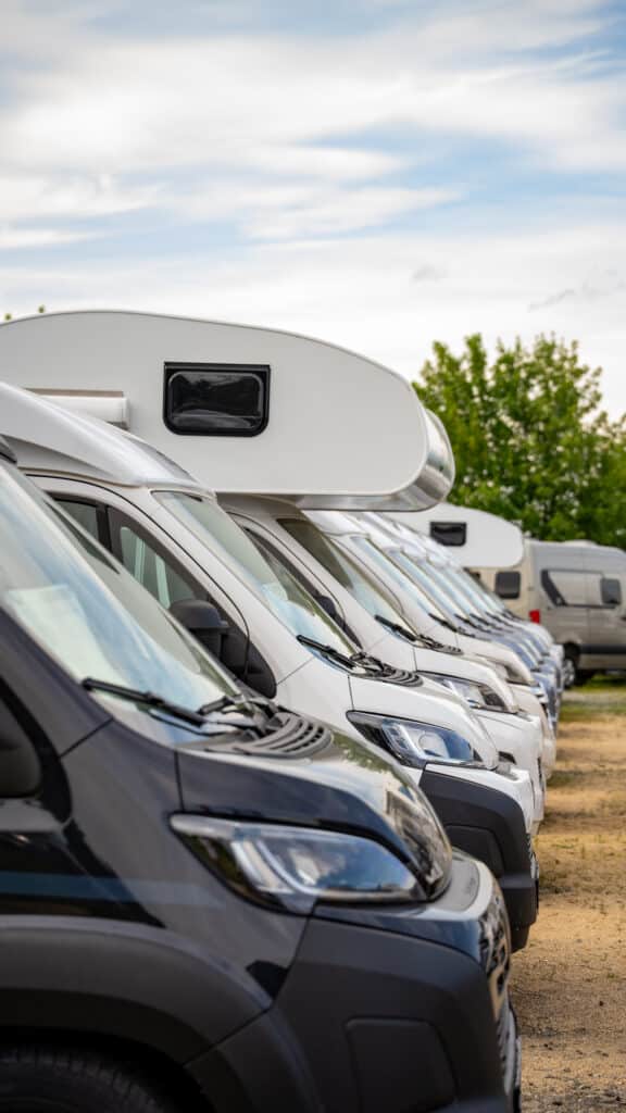 Wohnmobil oder Wohnwagen im direkten Vergleich auf dem Ausstellungsgelände des Caravan Center Zinke